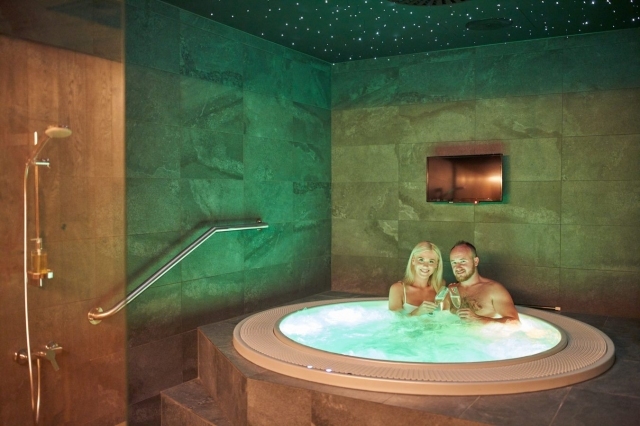 Magic weekend na horách s privátní jacuzzi (cena až pro 5 osob)